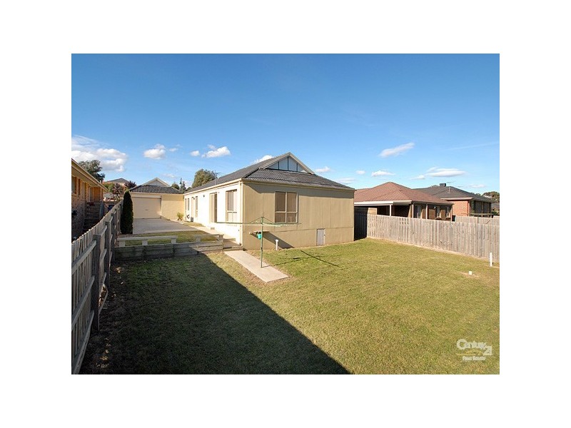 26 St Bernards Crs, Lynbrook VIC 3975