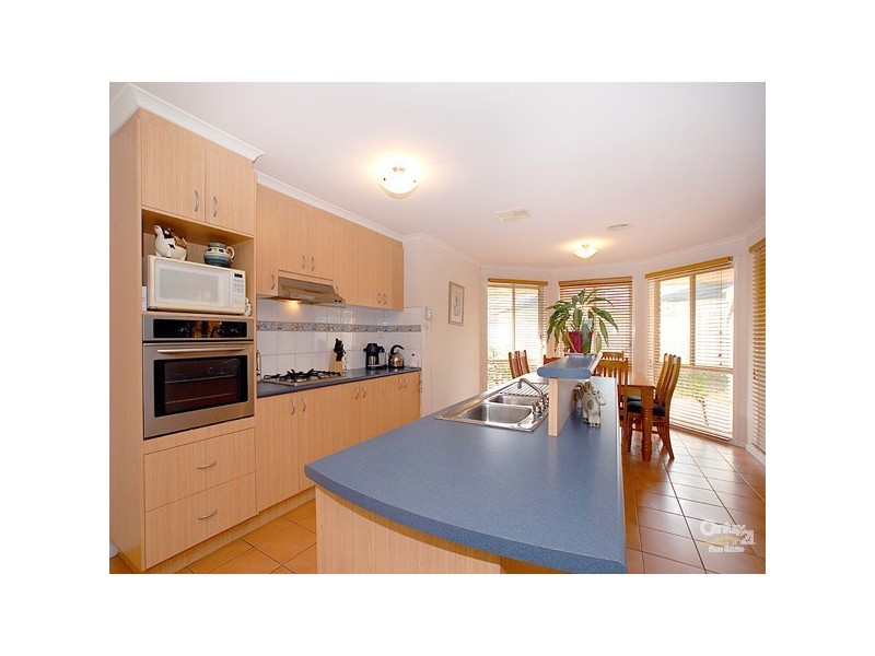 27 Hazelmere Avenue, Cranbourne VIC 3977