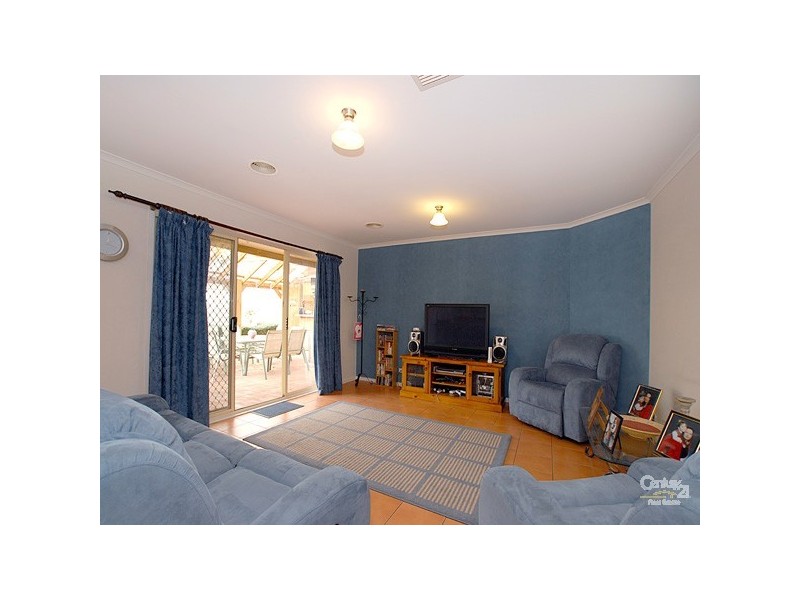 27 Hazelmere Avenue, Cranbourne VIC 3977