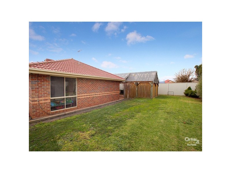 27 Hazelmere Avenue, Cranbourne VIC 3977