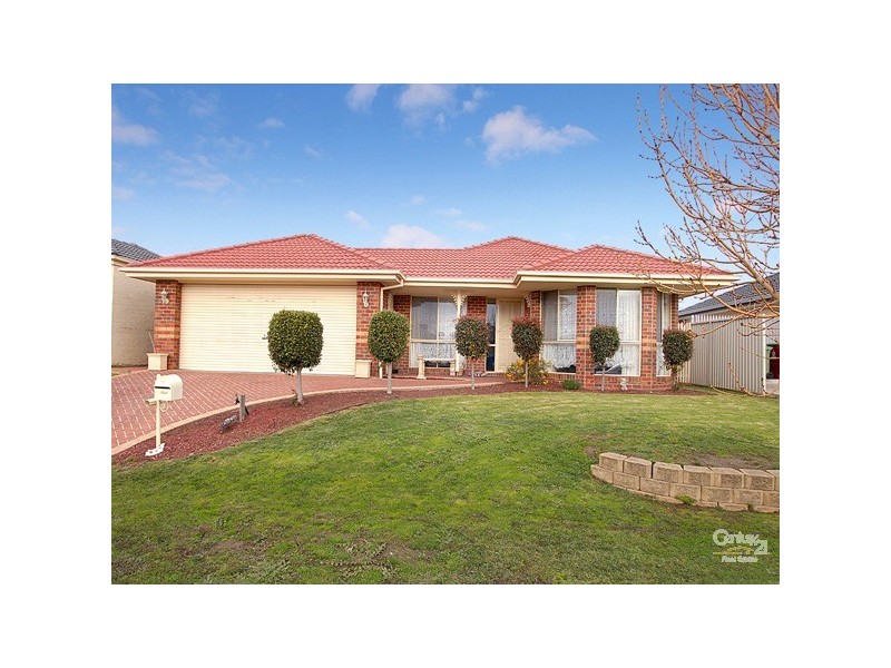 27 Hazelmere Avenue, Cranbourne VIC 3977