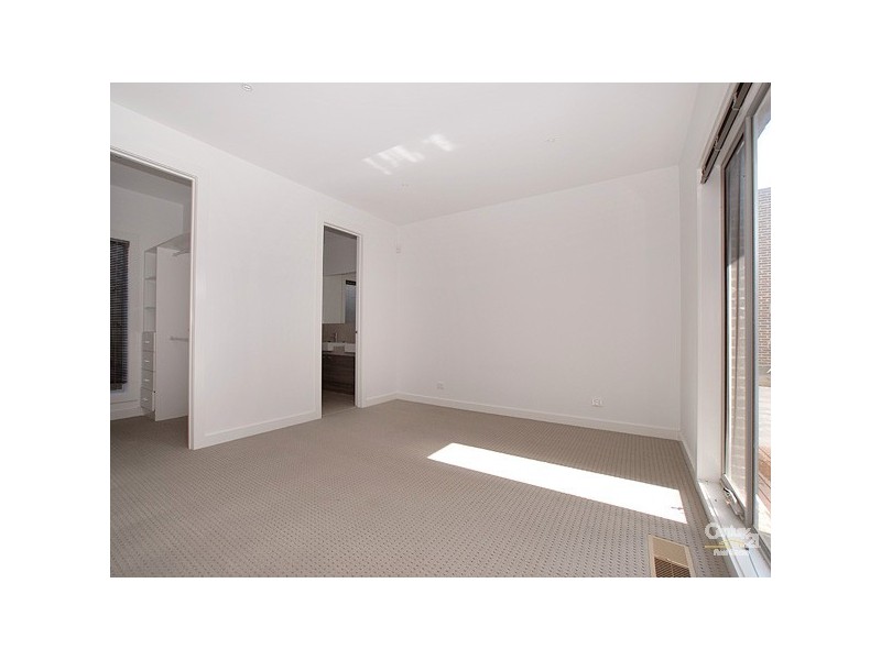 4/4 Buchanan Road, Berwick VIC 3806