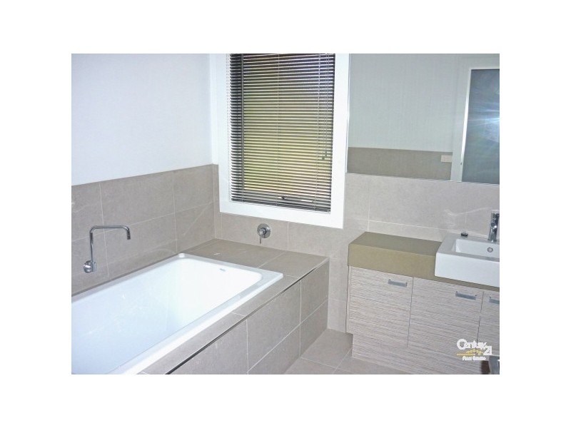 3/4 Buchanan Road, Berwick VIC 3806