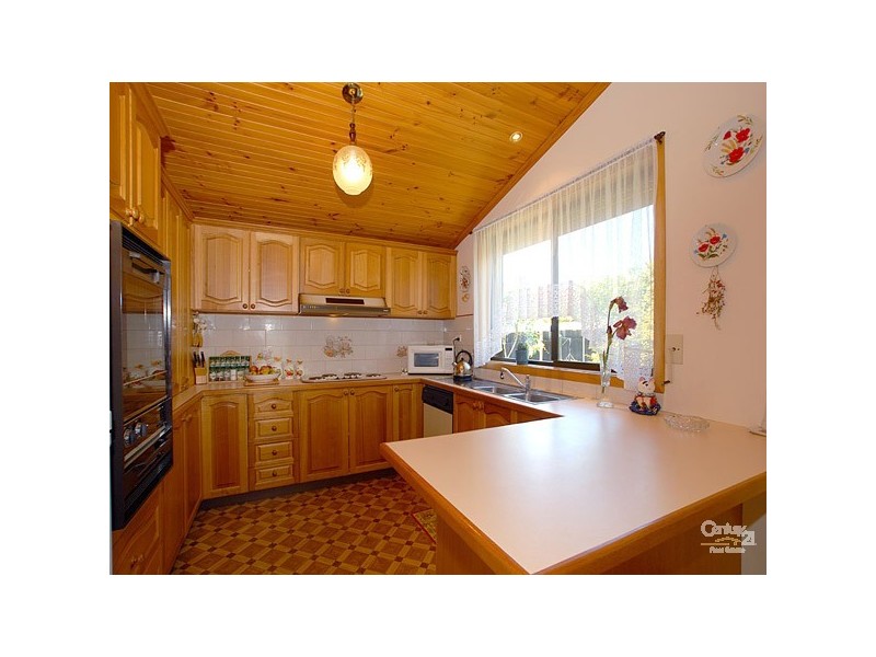 16 Endeavour Crescent, Endeavour Hills VIC 3802