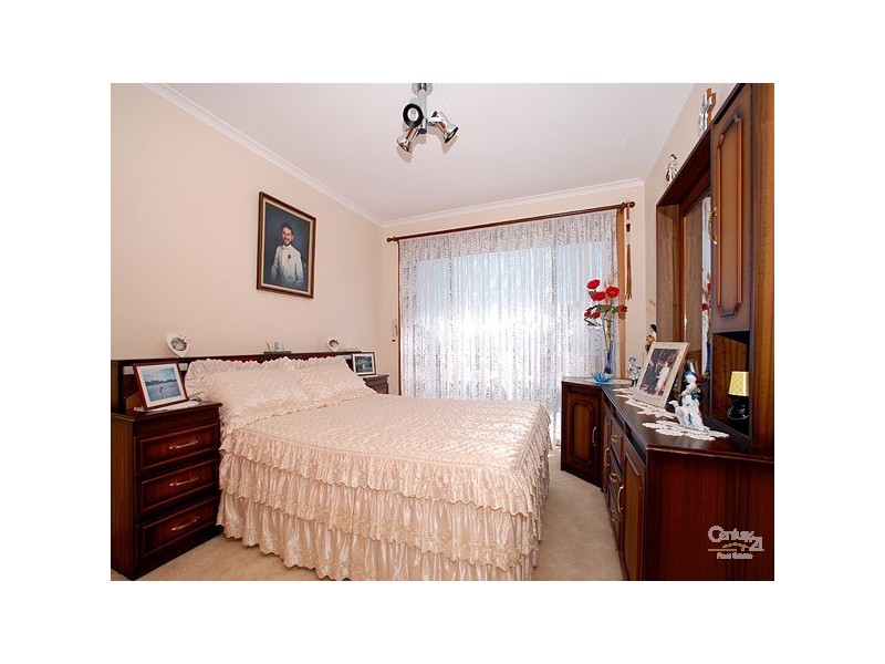 16 Endeavour Crescent, Endeavour Hills VIC 3802
