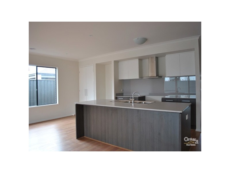 9 Merlin Drive, Cranbourne North VIC 3977