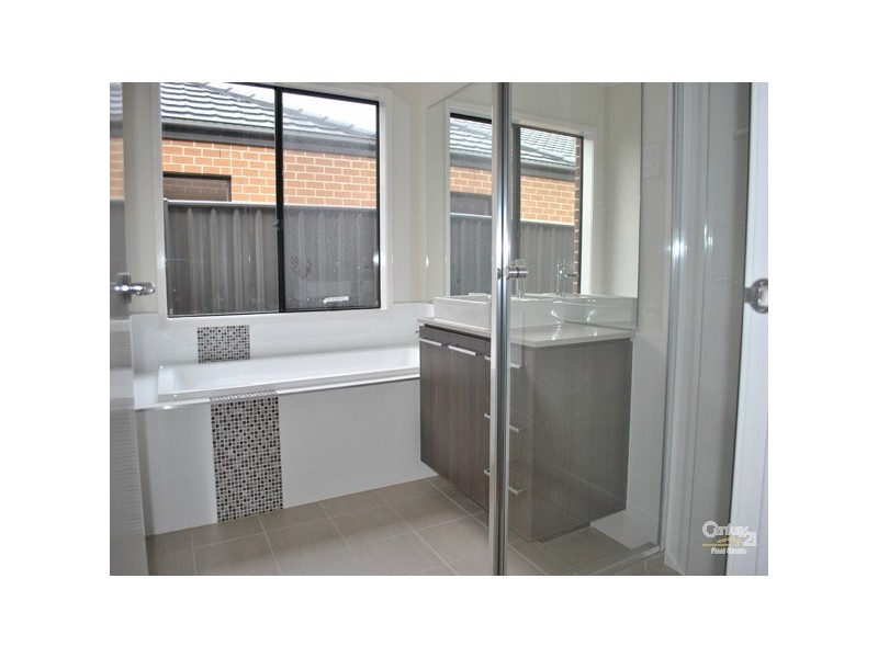 9 Merlin Drive, Cranbourne North VIC 3977