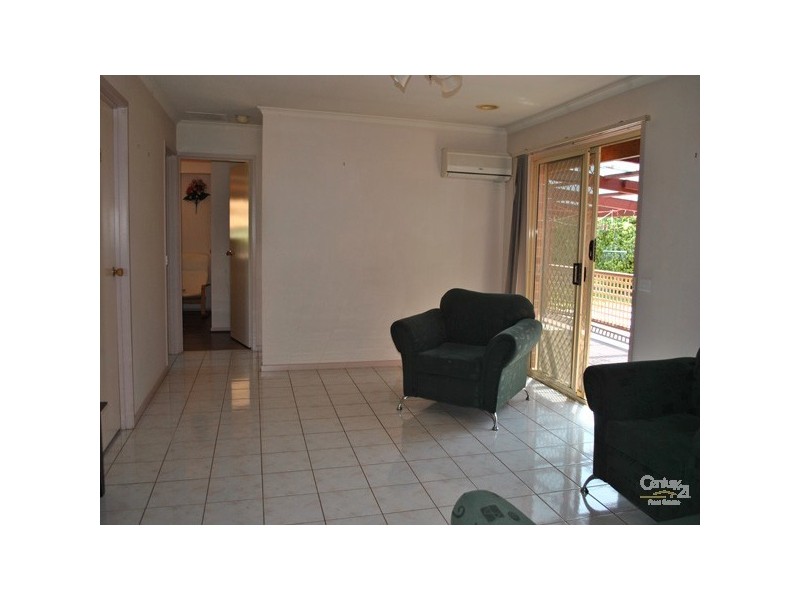 38 Frances Crescent, Cranbourne North VIC 3977