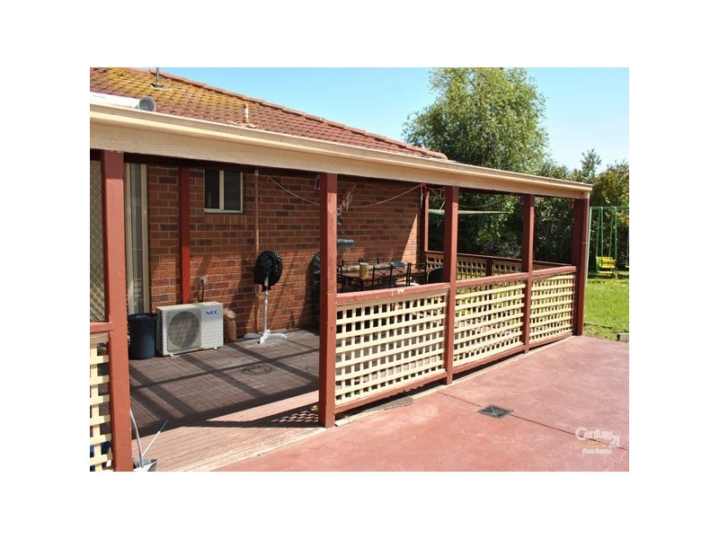 38 Frances Crescent, Cranbourne North VIC 3977