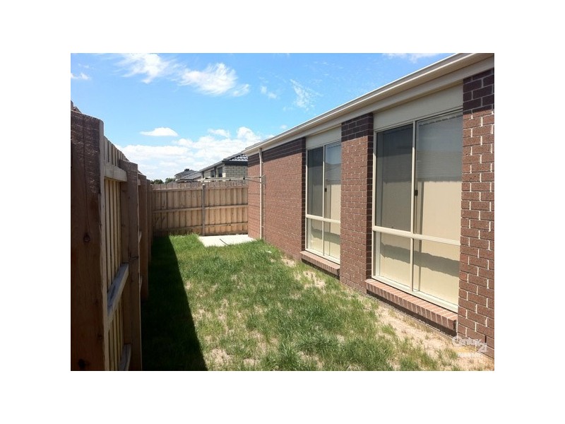 30 Kingsfield Crescent, Lynbrook VIC 3975