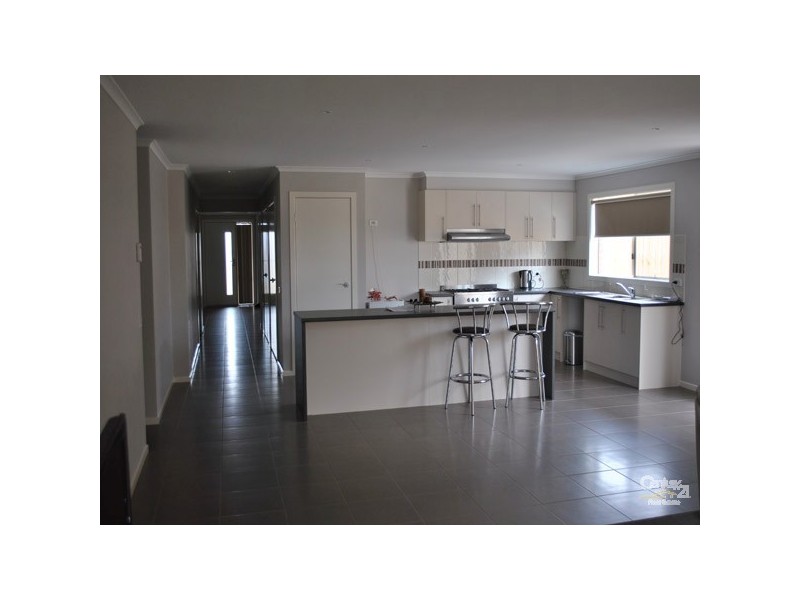 30 Kingsfield Crescent, Lynbrook VIC 3975