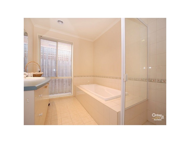 24 Streeton Way, Berwick VIC 3806