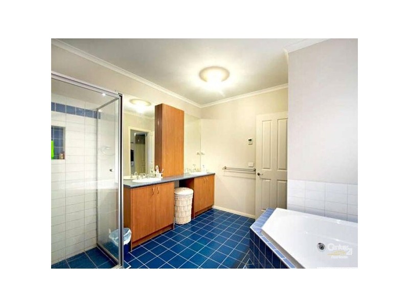 5 Highvale Crescent, Berwick VIC 3806