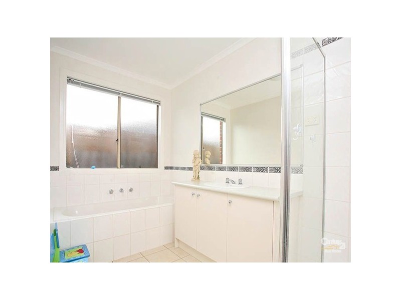 4 Larne Close, Berwick VIC 3806