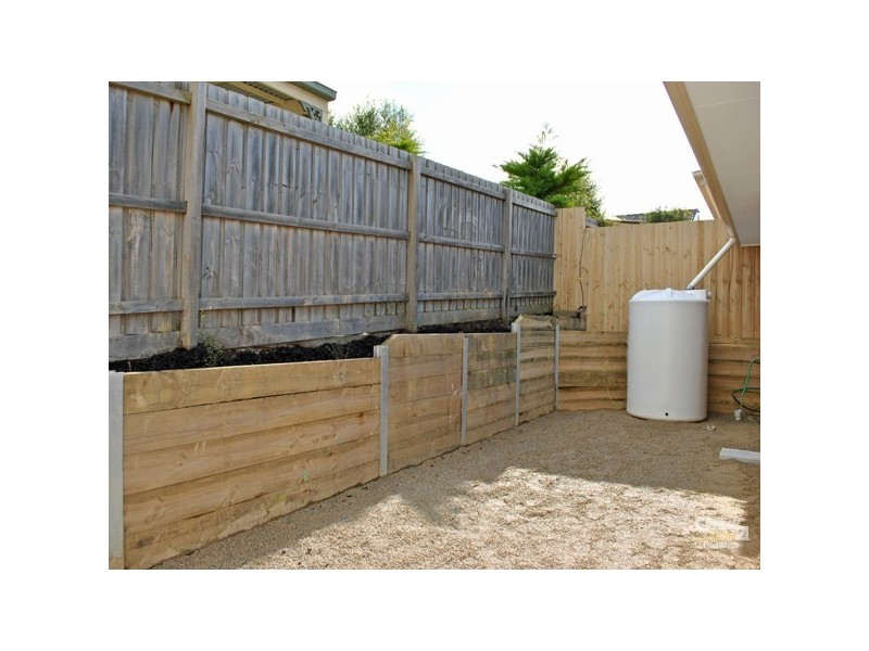 1 Lancaster Way, Beaconsfield VIC 3807