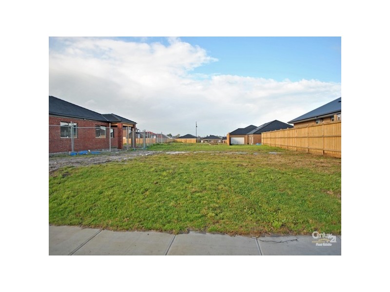 18 Charlbury Crescent, Cranbourne North VIC 3977