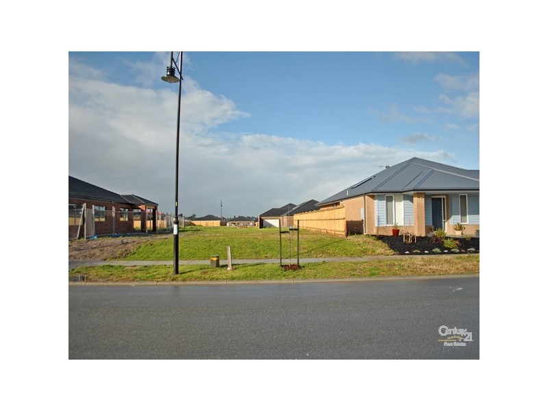 18 Charlbury Crescent, Cranbourne North VIC 3977