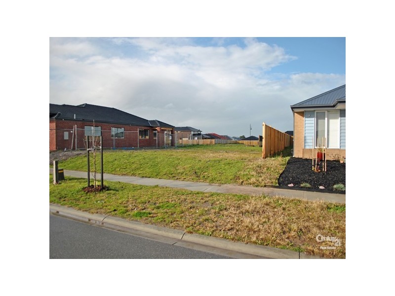 18 Charlbury Crescent, Cranbourne North VIC 3977