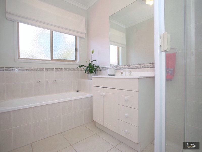 32 Natanya Drive, Pakenham VIC 3810