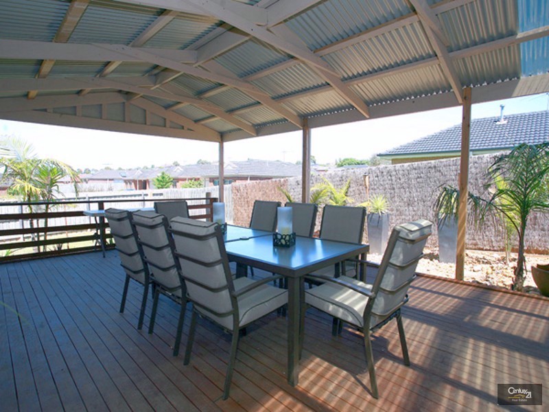 32 Natanya Drive, Pakenham VIC 3810