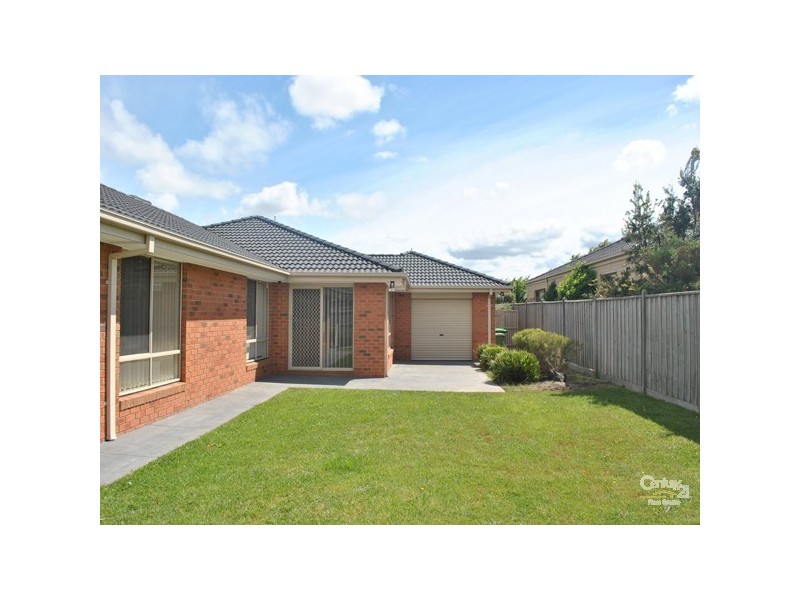 35 Meadowlands Way, Berwick VIC 3806