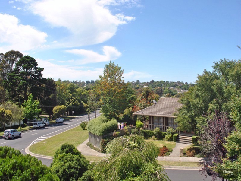 2 Outlook Drive, Berwick VIC 3806