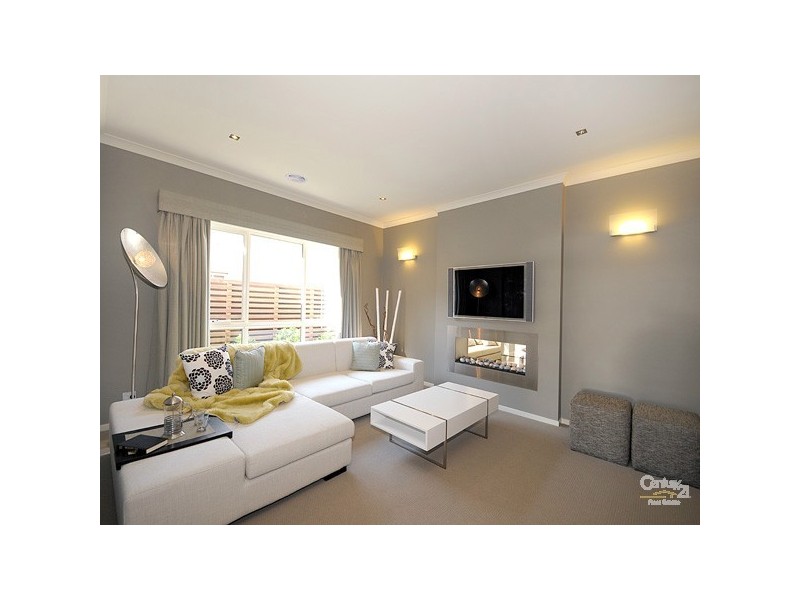 6 Torney Street, Cranbourne East VIC 3977