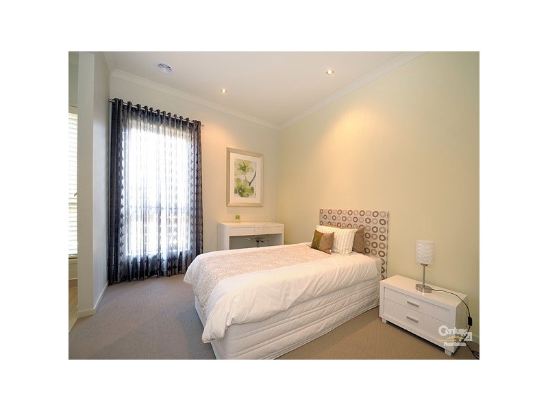 6 Torney Street, Cranbourne East VIC 3977