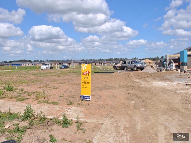 912 Forest Drive, Clyde North VIC 3978