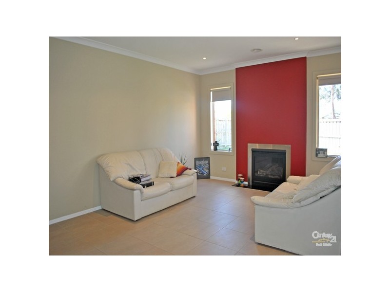 17 Don Collins Way, Berwick VIC 3806
