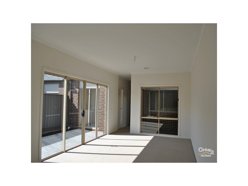 6 Elderberry Alley, Cranbourne North VIC 3977