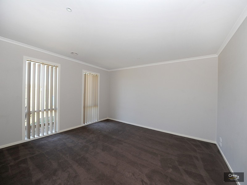 30 Kingsfield Crescent, Lynbrook VIC 3975