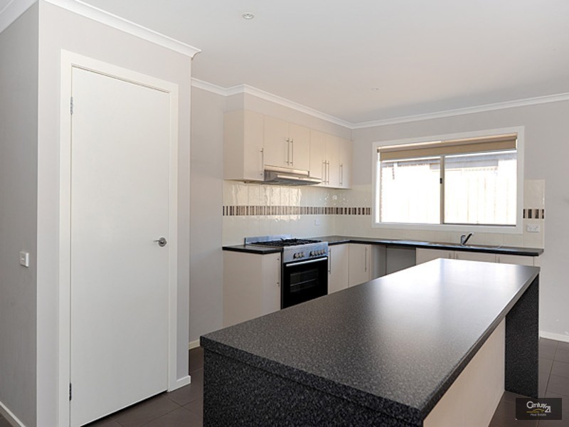 30 Kingsfield Crescent, Lynbrook VIC 3975