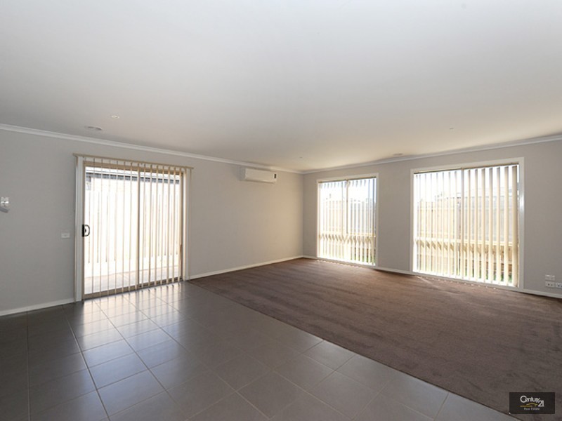 30 Kingsfield Crescent, Lynbrook VIC 3975