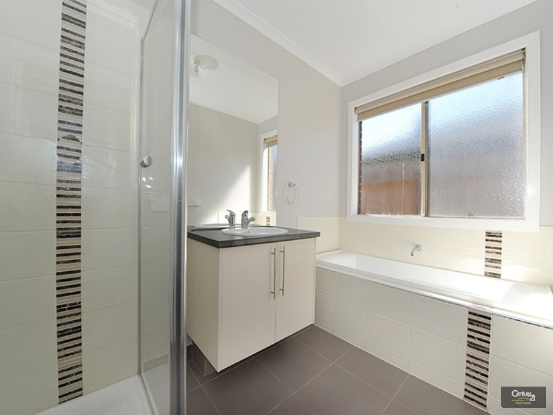 30 Kingsfield Crescent, Lynbrook VIC 3975