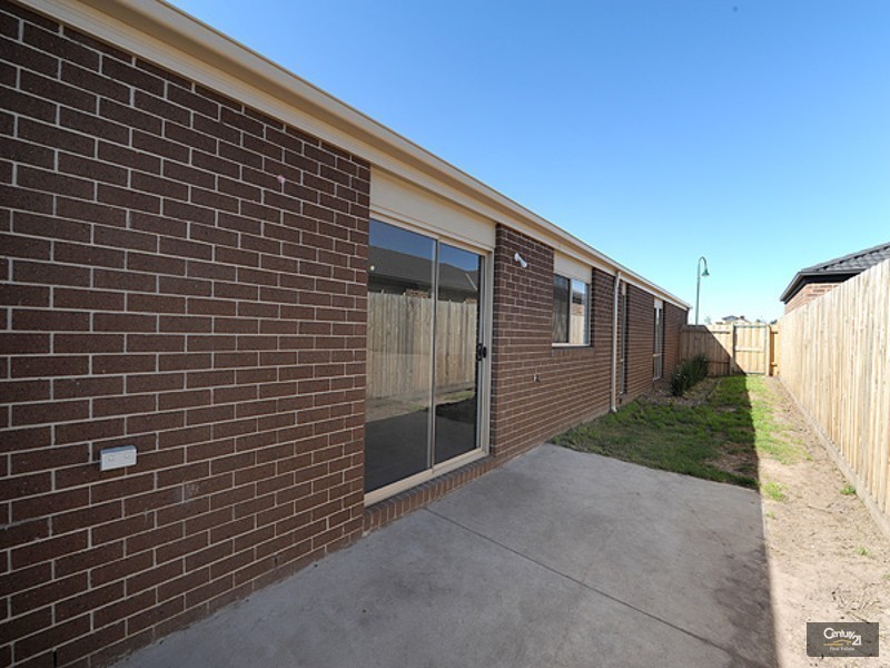 30 Kingsfield Crescent, Lynbrook VIC 3975