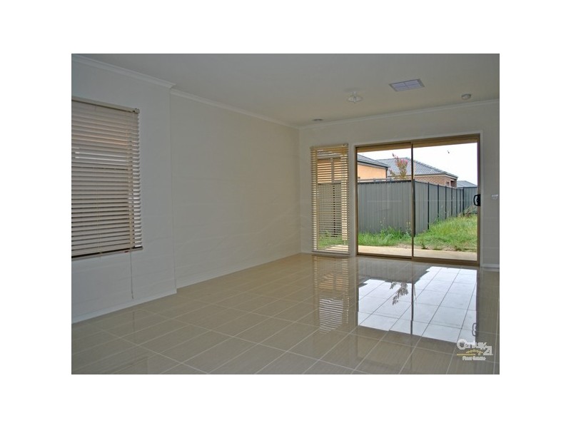 35 Connewara Crescent, Cranbourne East VIC 3977