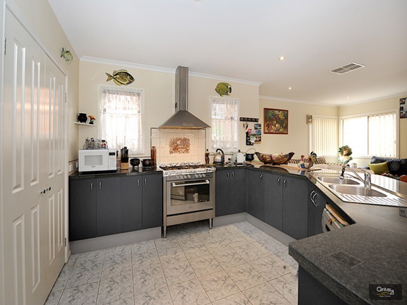 28 Merriwee Grove, Narre Warren South VIC 3805