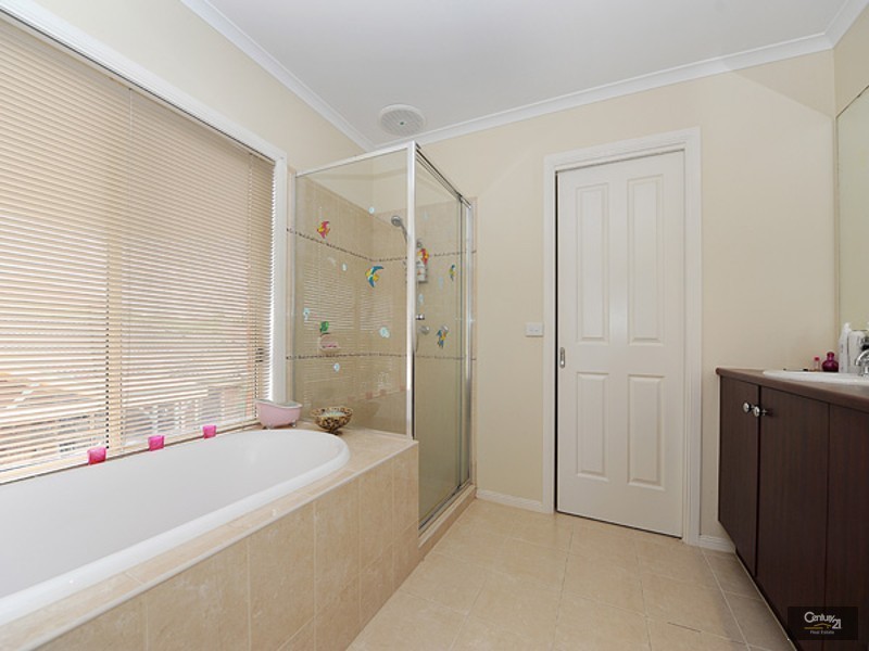 28 Merriwee Grove, Narre Warren South VIC 3805