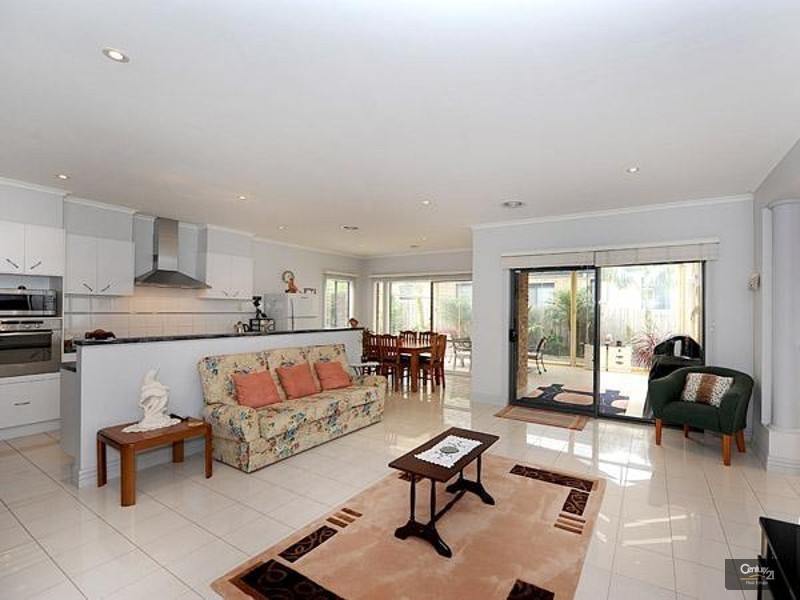 12 McCubbin Way, Berwick VIC 3806