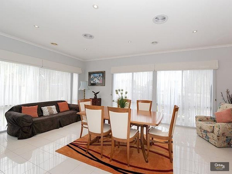 12 McCubbin Way, Berwick VIC 3806