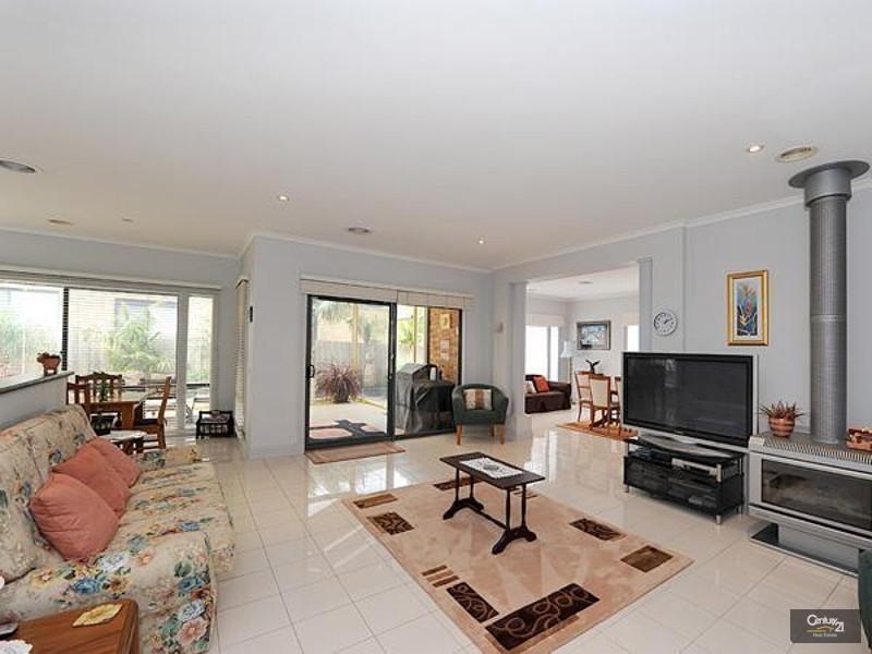 12 McCubbin Way, Berwick VIC 3806