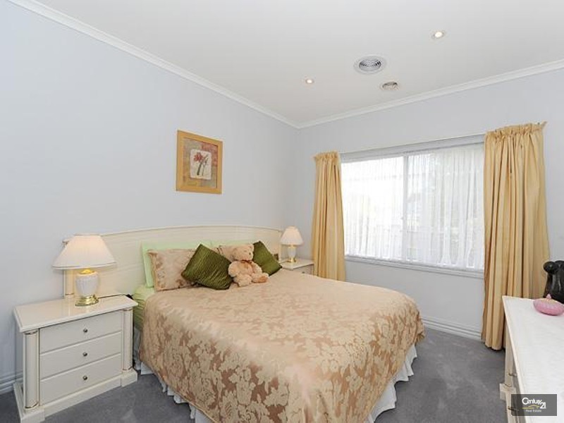 12 McCubbin Way, Berwick VIC 3806