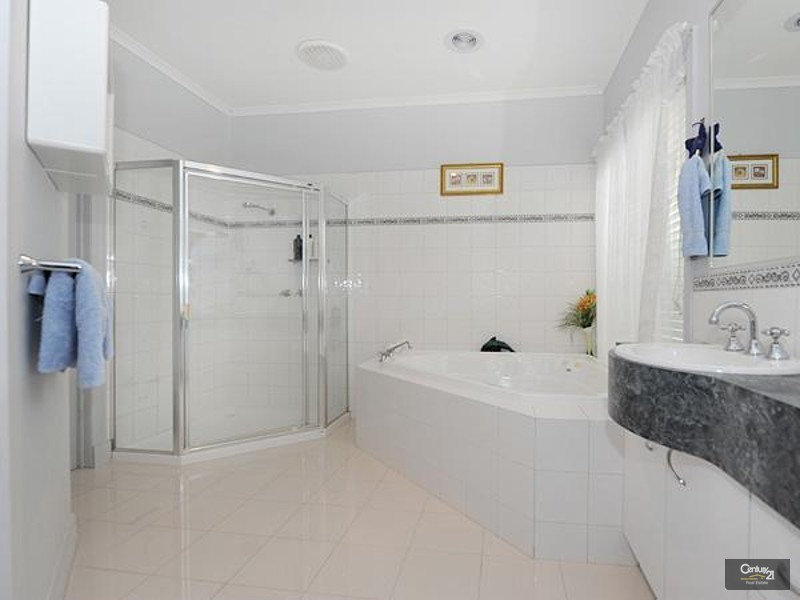 12 McCubbin Way, Berwick VIC 3806
