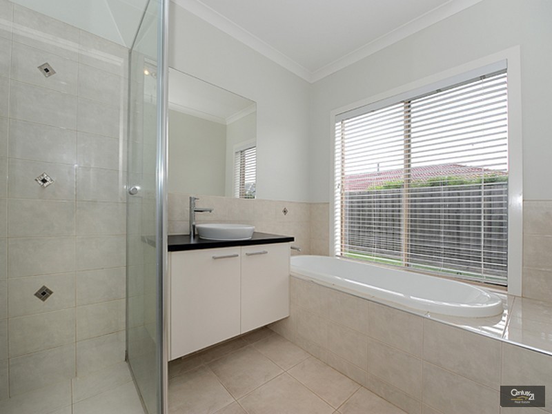 23 Bundoran Avenue, Cranbourne VIC 3977