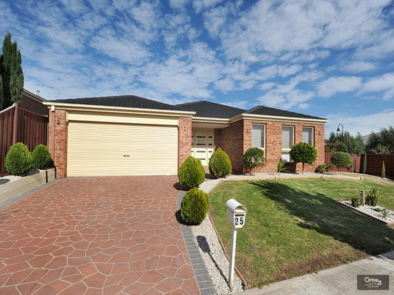 25 Sussex Avenue, Cranbourne North VIC 3977