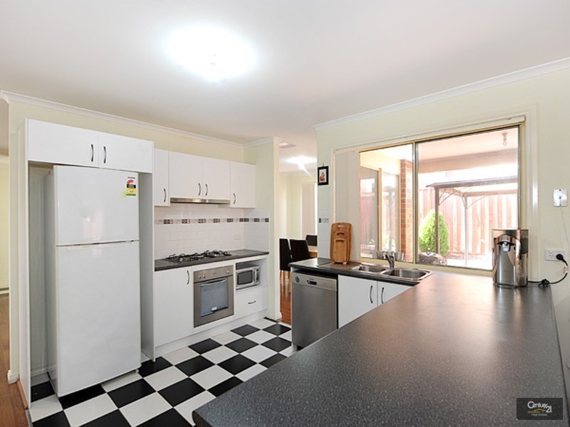 25 Sussex Avenue, Cranbourne North VIC 3977