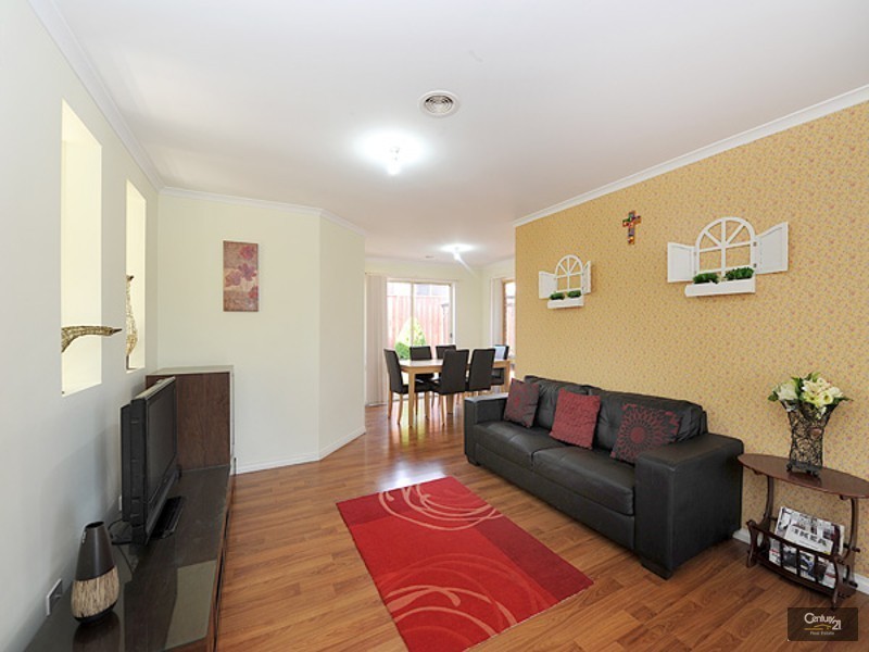 25 Sussex Avenue, Cranbourne North VIC 3977