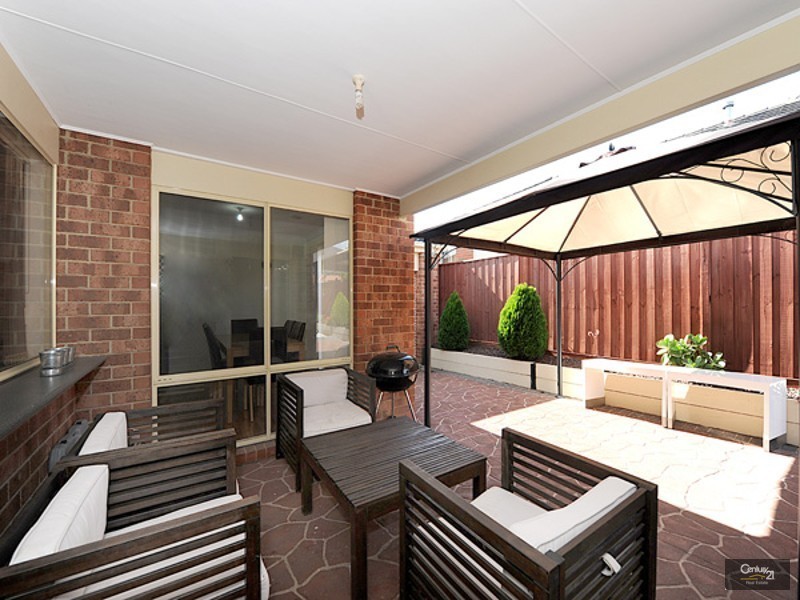 25 Sussex Avenue, Cranbourne North VIC 3977