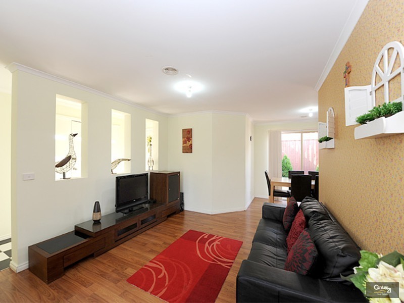 25 Sussex Avenue, Cranbourne North VIC 3977